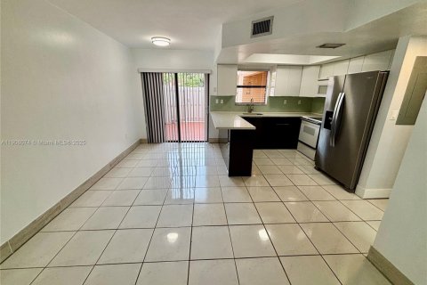 Снять в аренду таунхаус в Майами, Флорида 3 спальни, 138.89м2, № 1964569 - фото 7