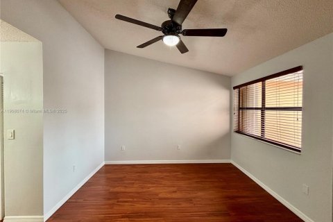 Снять в аренду таунхаус в Майами, Флорида 3 спальни, 138.89м2, № 1964569 - фото 22