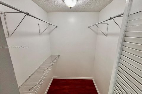 Снять в аренду таунхаус в Майами, Флорида 3 спальни, 138.89м2, № 1964569 - фото 25