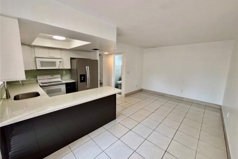 Снять в аренду таунхаус в Майами, Флорида 3 спальни, 138.89м2, № 1964569 - фото 9