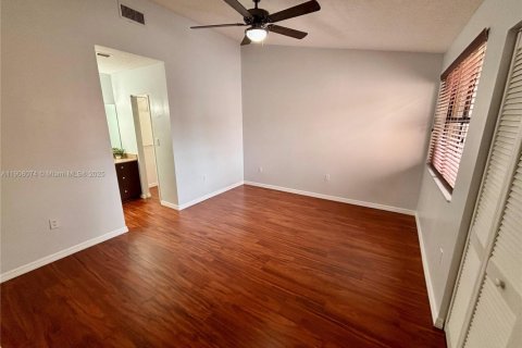 Снять в аренду таунхаус в Майами, Флорида 3 спальни, 138.89м2, № 1964569 - фото 21