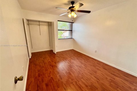 Снять в аренду таунхаус в Майами, Флорида 3 спальни, 138.89м2, № 1964569 - фото 17