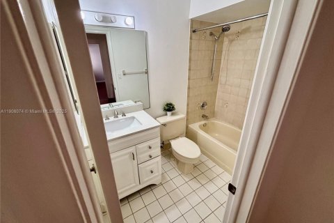 Снять в аренду таунхаус в Майами, Флорида 3 спальни, 138.89м2, № 1964569 - фото 18