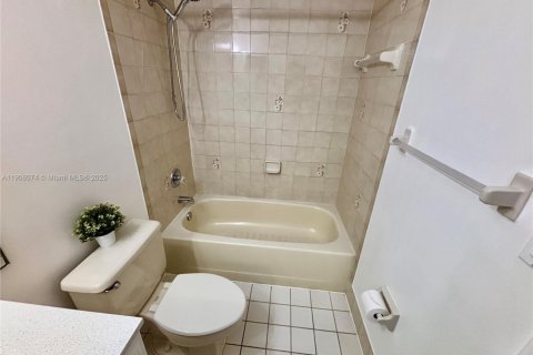 Снять в аренду таунхаус в Майами, Флорида 3 спальни, 138.89м2, № 1964569 - фото 19