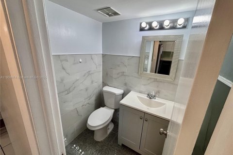 Снять в аренду таунхаус в Майами, Флорида 3 спальни, 138.89м2, № 1964569 - фото 6