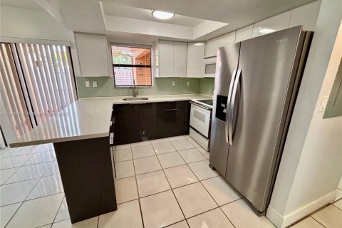 Снять в аренду таунхаус в Майами, Флорида 3 спальни, 138.89м2, № 1964569 - фото 10