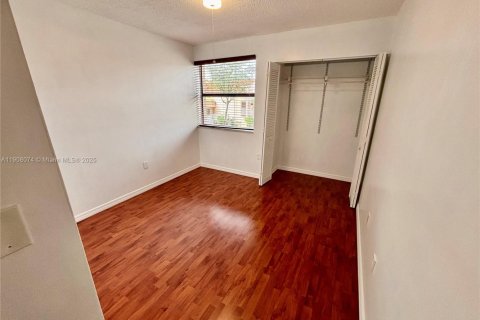 Снять в аренду таунхаус в Майами, Флорида 3 спальни, 138.89м2, № 1964569 - фото 20