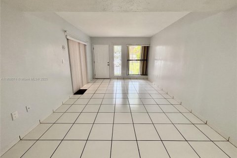 Снять в аренду таунхаус в Майами, Флорида 3 спальни, 138.89м2, № 1964569 - фото 4