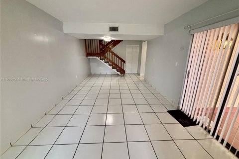 Снять в аренду таунхаус в Майами, Флорида 3 спальни, 138.89м2, № 1964569 - фото 3