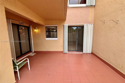 Снять в аренду таунхаус в Майами, Флорида 3 спальни, 138.89м2, № 1964569 - фото 11