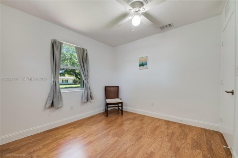 House in Palmetto Bay, Florida 4 bedrooms, 150.69 sq.m. № 2257039 - photo 12