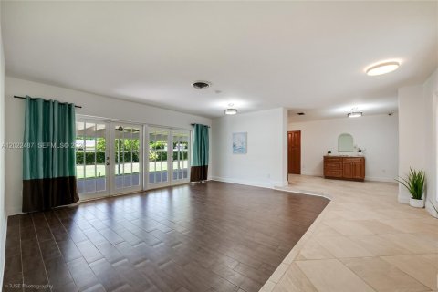 House in Palmetto Bay, Florida 4 bedrooms, 150.69 sq.m. № 2257039 - photo 3
