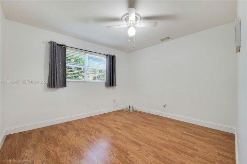 House in Palmetto Bay, Florida 4 bedrooms, 150.69 sq.m. № 2257039 - photo 9