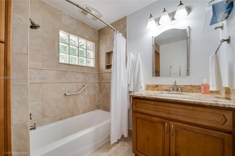 House in Palmetto Bay, Florida 4 bedrooms, 150.69 sq.m. № 2257039 - photo 7
