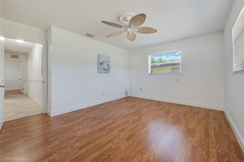 House in Palmetto Bay, Florida 4 bedrooms, 150.69 sq.m. № 2257039 - photo 10