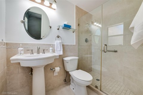 House in Palmetto Bay, Florida 4 bedrooms, 150.69 sq.m. № 2257039 - photo 11