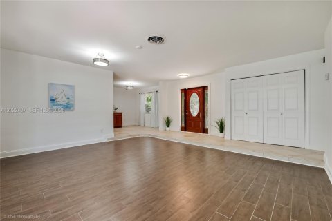 House in Palmetto Bay, Florida 4 bedrooms, 150.69 sq.m. № 2257039 - photo 4