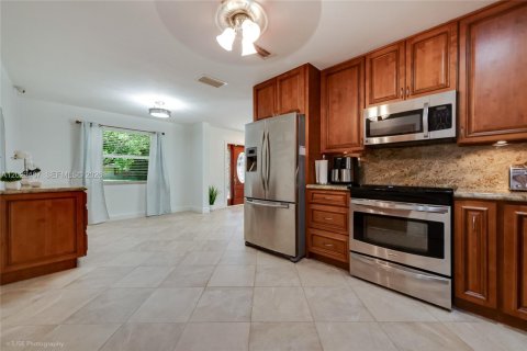House in Palmetto Bay, Florida 4 bedrooms, 150.69 sq.m. № 2257039 - photo 6