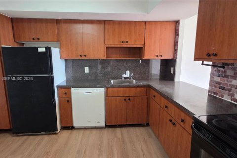 Condo in Miami, Florida, 1 bedroom  № 2076647 - photo 15