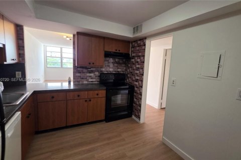 Condo in Miami, Florida, 1 bedroom  № 2076647 - photo 5