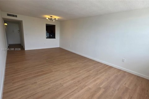 Condo in Miami, Florida, 1 bedroom  № 2076647 - photo 8