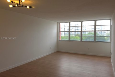 Condo in Miami, Florida, 1 bedroom  № 2076647 - photo 2