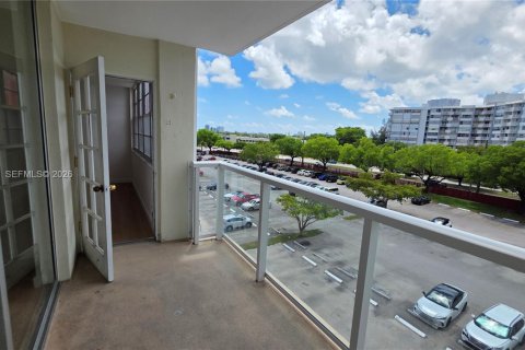 Condo in Miami, Florida, 1 bedroom  № 2076647 - photo 9