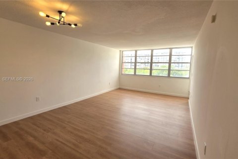 Condo in Miami, Florida, 1 bedroom  № 2076647 - photo 3