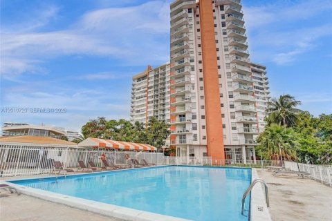 Condo in Miami, Florida, 1 bedroom  № 2076647 - photo 17