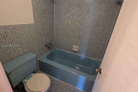 Condo in Miami, Florida, 1 bedroom  № 2076647 - photo 11