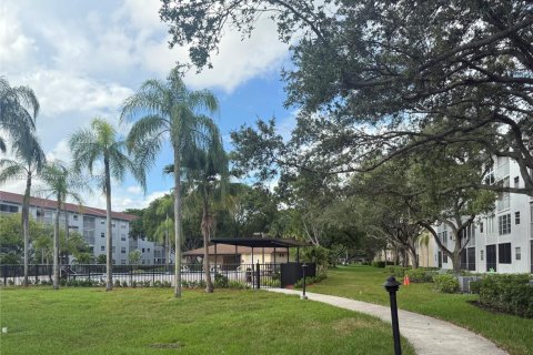 Copropriété à vendre à Pembroke Pines, Floride: 2 chambres, 102.19 m2 № 1954576 - photo 25
