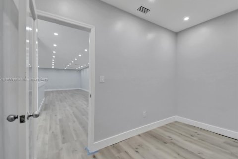 Immobilier commercial à vendre à Miami, Floride № 1950255 - photo 10