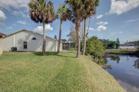 House in New Smyrna Beach, Florida 2 bedrooms, 99.96 sq.m. № 1509637 - photo 5