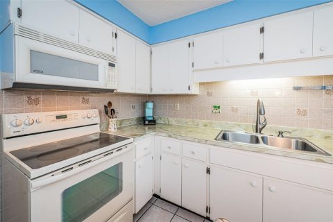 Condo in New Port Richey, Florida, 2 bedrooms  № 1754760 - photo 16