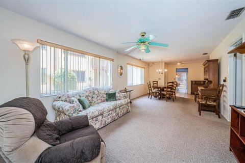 Condo in New Port Richey, Florida, 2 bedrooms  № 1754760 - photo 8
