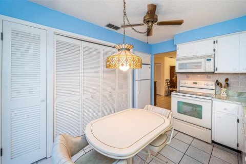 Condo in New Port Richey, Florida, 2 bedrooms  № 1754760 - photo 17