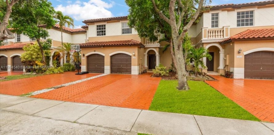 House in Miramar, Florida 3 bedrooms, 148.74 sq.m. № 1954951