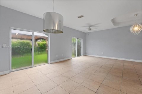 House in Miramar, Florida 3 bedrooms, 148.74 sq.m. № 1954951 - photo 7