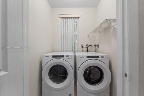 House in Miramar, Florida 3 bedrooms, 148.74 sq.m. № 1954951 - photo 18