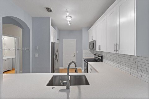 House in Miramar, Florida 3 bedrooms, 148.74 sq.m. № 1954951 - photo 6