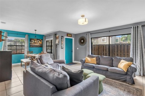 Adosado en venta en Miami, Florida, 2 dormitorios, 119.75 m2 № 2029785 - foto 12
