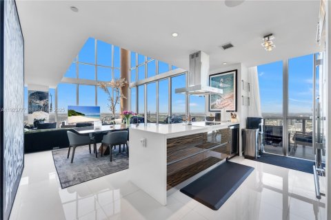 Снять в аренду кондоминиум в Майами, Флорида 2 спальни, 280.29м2, № 1982305 - фото 16