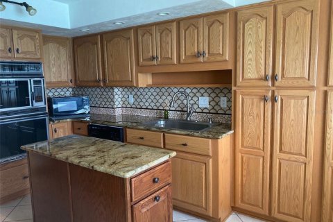 Condo in Daytona Beach Shores, Florida, 2 bedrooms № 2259168 - photo 13