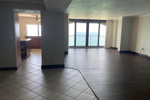 Condo in Daytona Beach Shores, Florida, 2 bedrooms № 2259168 - photo 11