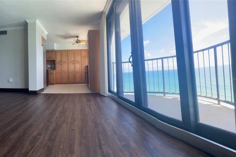 Condo in Daytona Beach Shores, Florida, 2 bedrooms № 2259168 - photo 17
