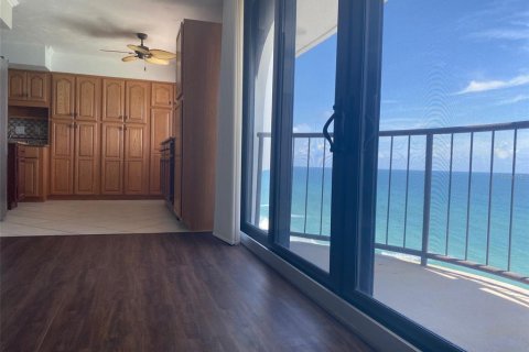 Condo in Daytona Beach Shores, Florida, 2 bedrooms № 2259168 - photo 6