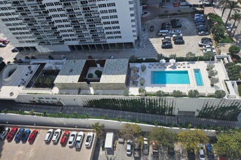 Condominio en venta en Hallandale Beach, Florida, 1 dormitorio, 80.82 m2 № 888528 - foto 1