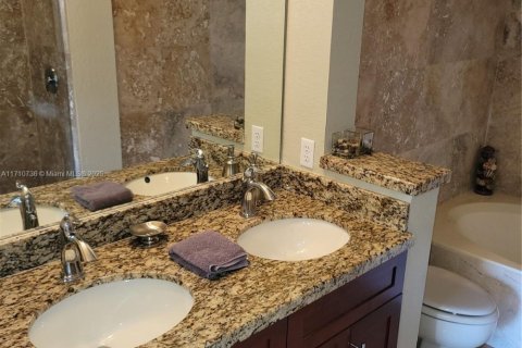 Villa ou maison à vendre à Lauderdale-by-the-Sea, Floride: 2 chambres, 160.16 m2 № 1961643 - photo 24