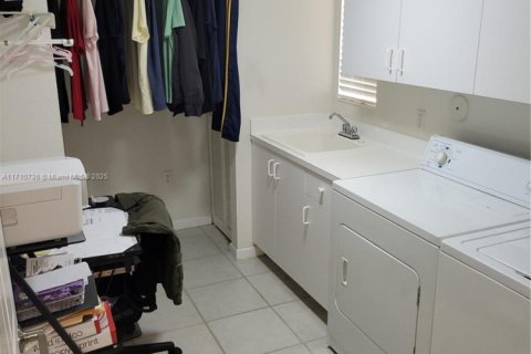 Villa ou maison à vendre à Lauderdale-by-the-Sea, Floride: 2 chambres, 160.16 m2 № 1961643 - photo 8