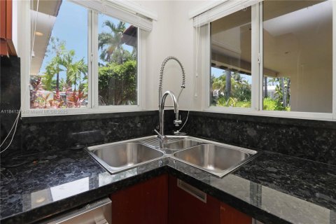 House in Hollywood, Florida 3 bedrooms, 184.41 sq.m. № 1833746 - photo 10